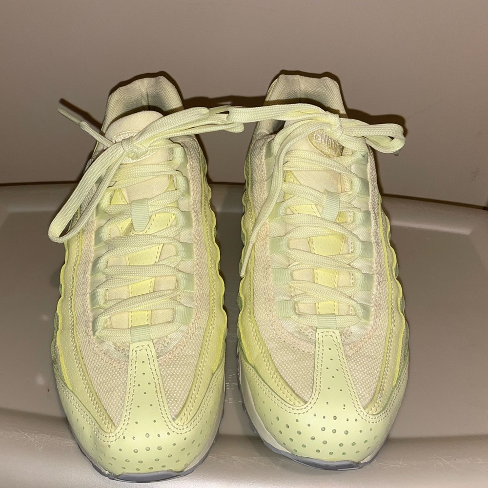 Nike AirMax 95 Neon Yellow Youth size 7 (Womens 8.5/9)